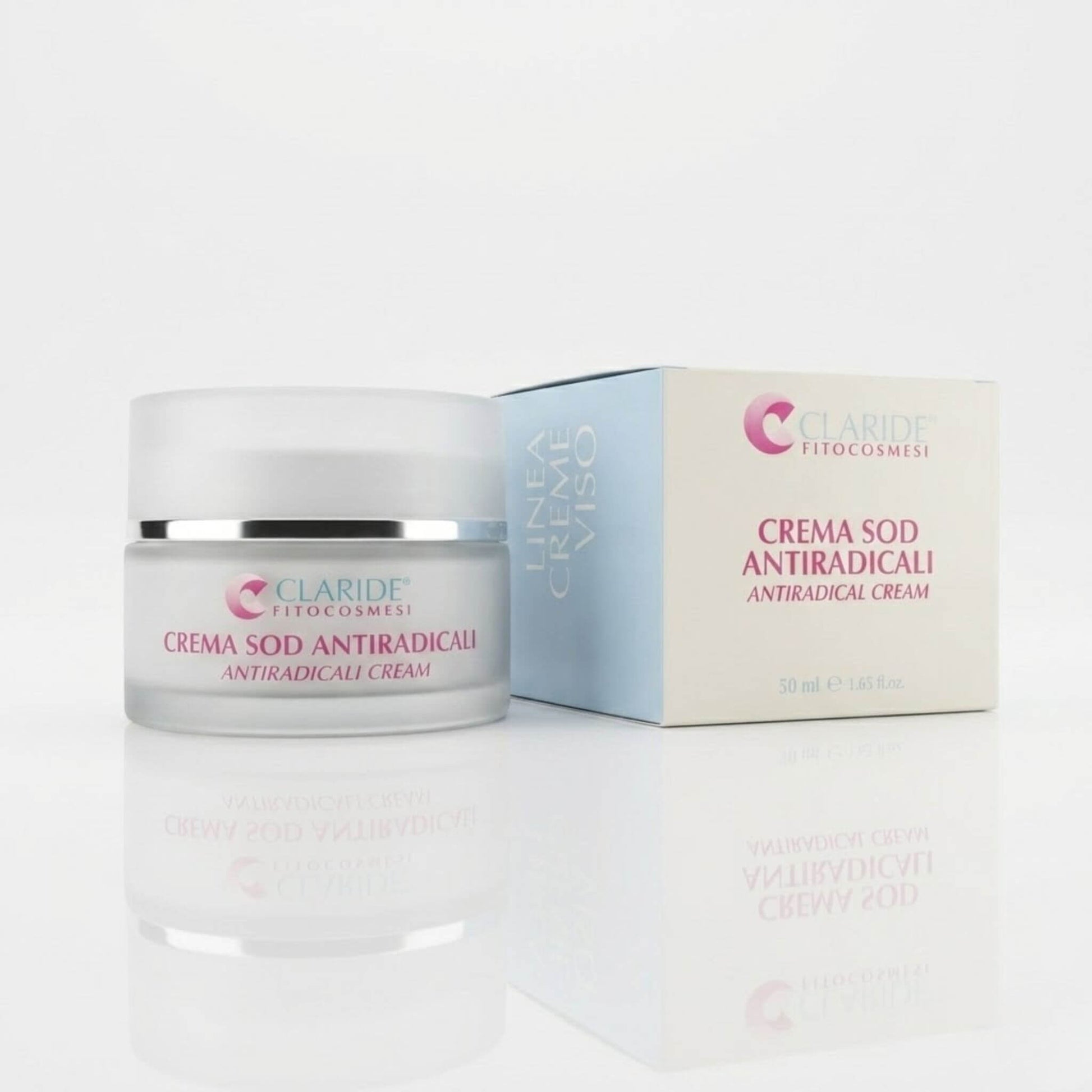 Vaso in vetro satinato da 50ml e astuccio bianco e azzurro della Crema SOD Antiradicali Claride Fitocosmesi. Trattamento viso anti-age e antiossidante per contrastare i radicali liberi, prevenire le rughe e illuminare l'incarnato, su fondo bianco.
