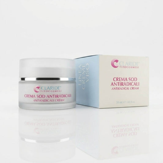 Vaso in vetro satinato da 50ml e astuccio bianco e azzurro della Crema SOD Antiradicali Claride Fitocosmesi. Trattamento viso anti-age e antiossidante per contrastare i radicali liberi, prevenire le rughe e illuminare l'incarnato, su fondo bianco.