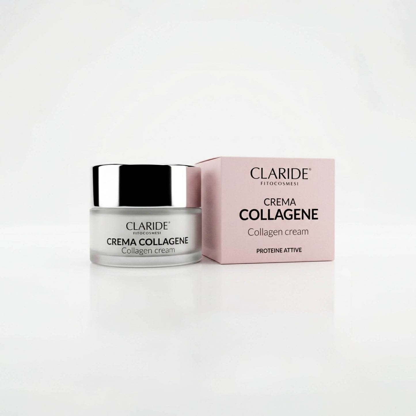 Vasetto in vetro satinato con tappo argento e scatola rosa della Crema Collagene Claride Fitocosmesi. Trattamento viso rassodante e anti-age (Collagen Cream) arricchito con Proteine Attive per ridensificare e sostenere la pelle, su fondo bianco con riflesso.