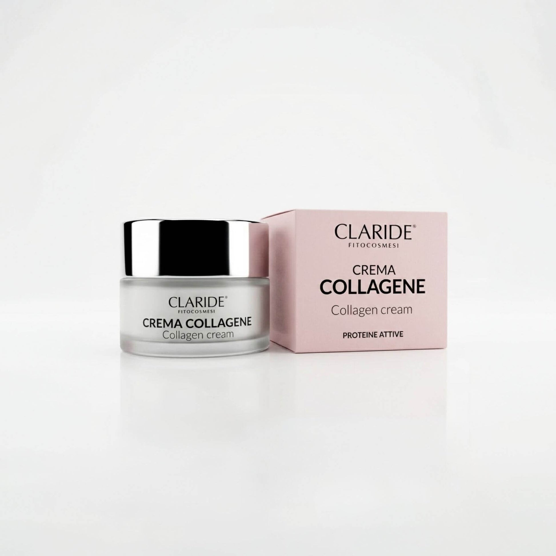 Vasetto in vetro satinato con tappo argento e scatola rosa della Crema Collagene Claride Fitocosmesi. Trattamento viso rassodante e anti-age (Collagen Cream) arricchito con Proteine Attive per ridensificare e sostenere la pelle, su fondo bianco con riflesso.