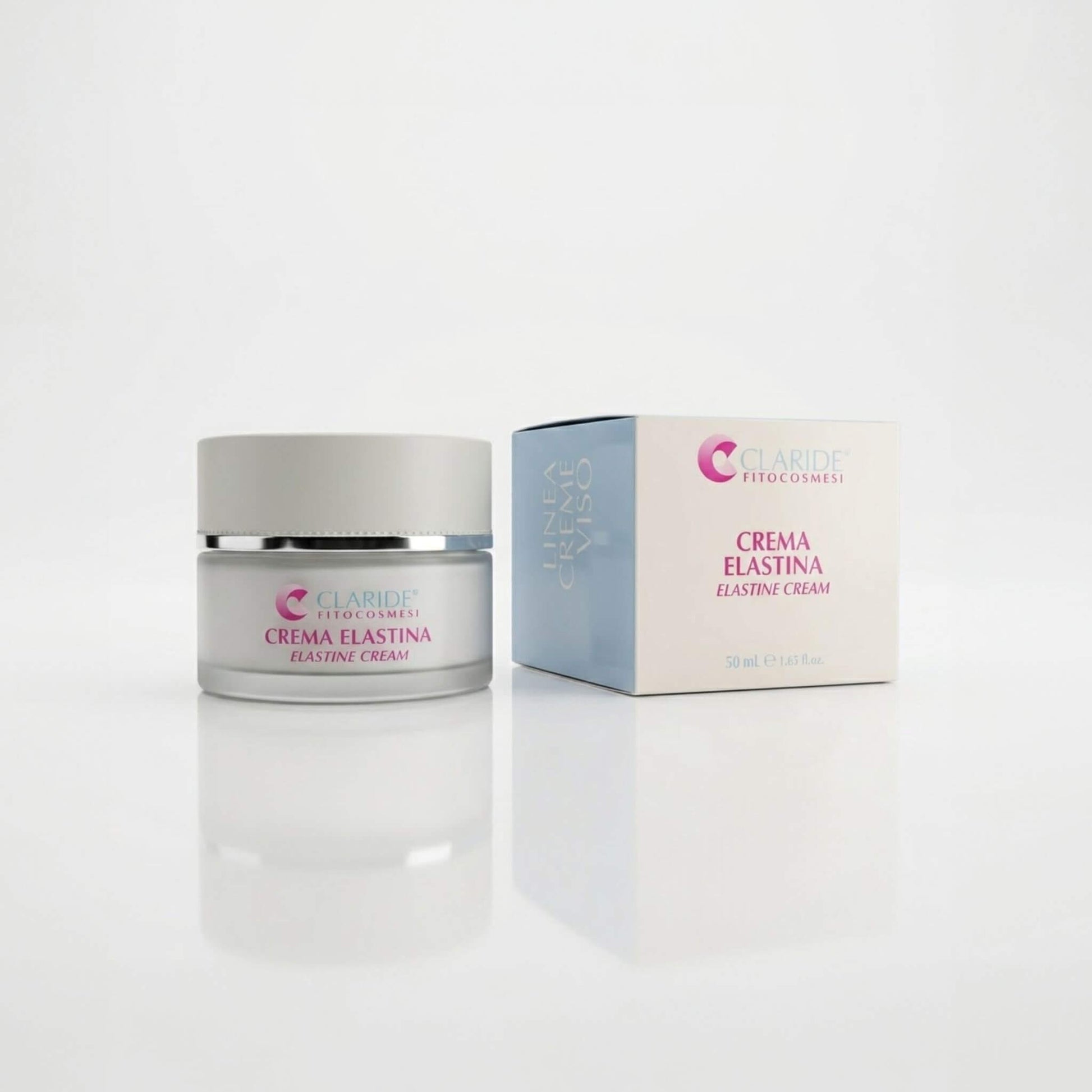Vasetto in vetro satinato e scatola azzurro polvere della Crema Elastina Claride Fitocosmesi. Trattamento viso anti-age elasticizzante (Elastine Cream) per contrastare i segni del tempo, le rughe d'espressione e la perdita di tono, su fondo bianco con riflesso.