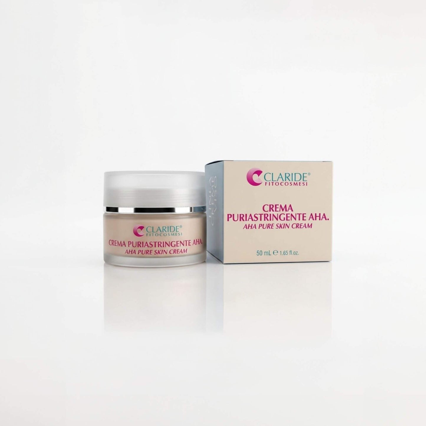 Vasetto in vetro satinato e scatola azzurra della Crema Puriastringente AHA di Claride Fitocosmesi. Trattamento viso purificante e opacizzante (AHA Pure Skin Cream) formulato per pelli miste, grasse e con imperfezioni, su fondo bianco con riflesso.