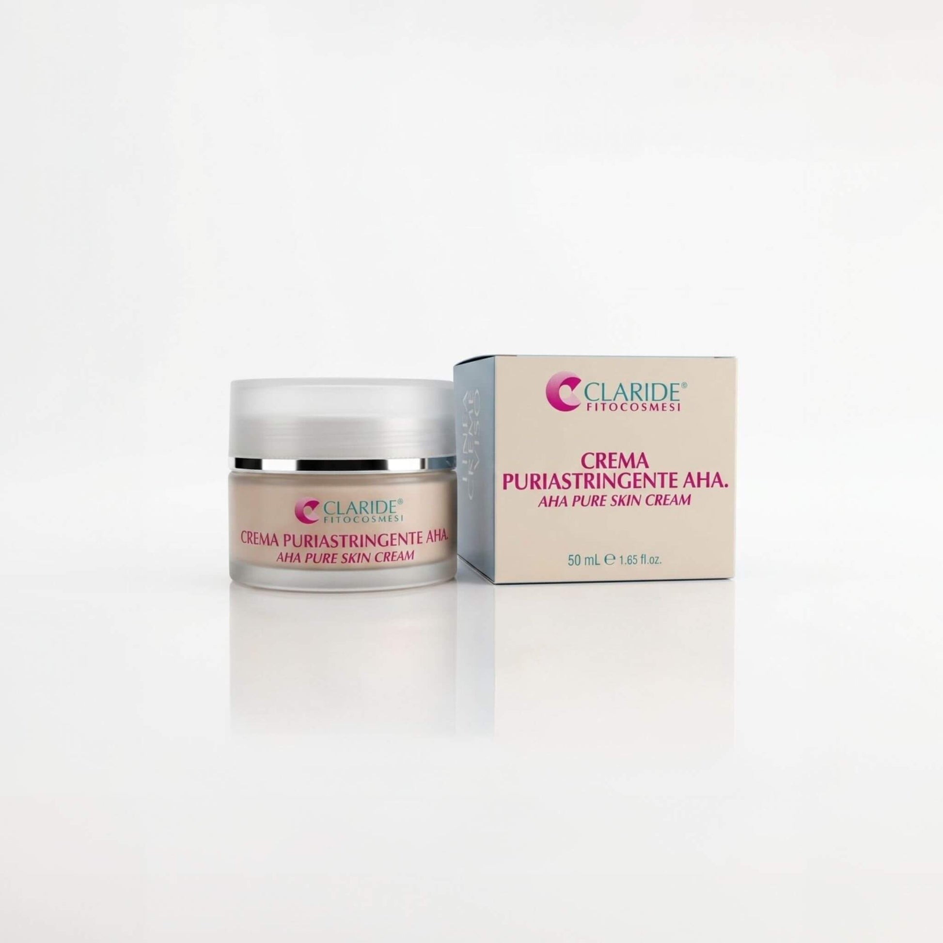 Vasetto in vetro satinato e scatola azzurra della Crema Puriastringente AHA di Claride Fitocosmesi. Trattamento viso purificante e opacizzante (AHA Pure Skin Cream) formulato per pelli miste, grasse e con imperfezioni, su fondo bianco con riflesso.