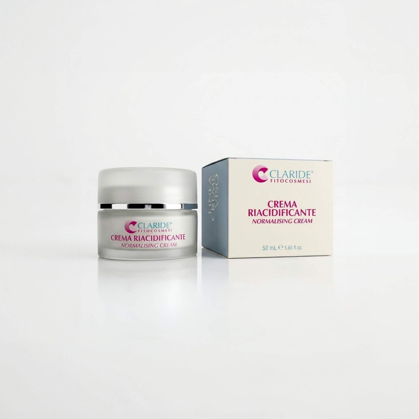 Vasetto in vetro satinato e scatola panna e azzurra della Crema Riacidificante Claride Fitocosmesi. Trattamento viso normalizzante (Normalising Cream) formulato per ripristinare il pH naturale e proteggere la barriera cutanea, su fondo bianco con riflesso.