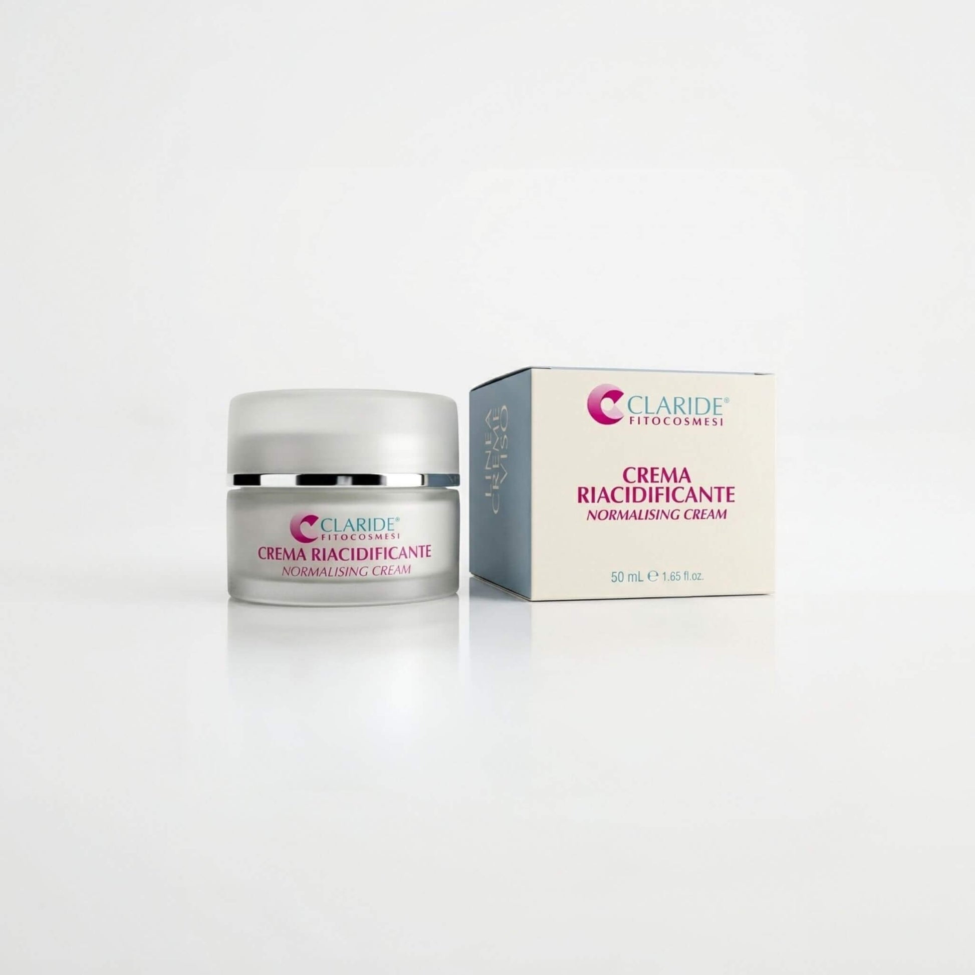 Vasetto in vetro satinato e scatola panna e azzurra della Crema Riacidificante Claride Fitocosmesi. Trattamento viso normalizzante (Normalising Cream) formulato per ripristinare il pH naturale e proteggere la barriera cutanea, su fondo bianco con riflesso.