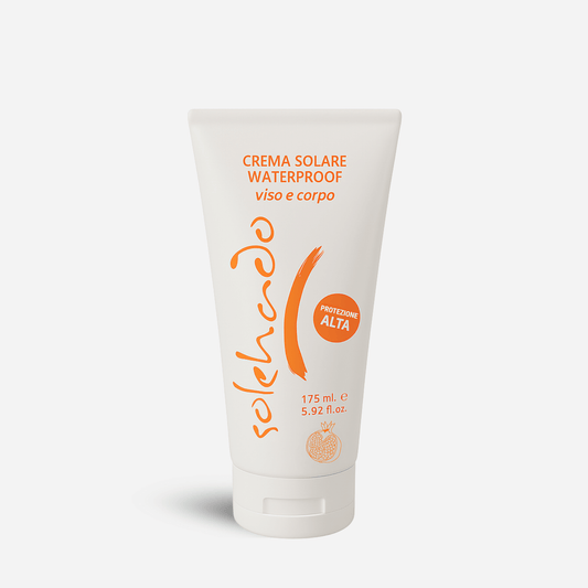 tubo bianco della crema solare alta protezione spf 50 viso e corpo WATERPROOF