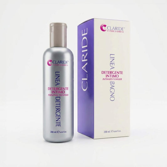 Flacone argentato da 200ml e astuccio bianco e viola del Detergente Intimo Claride Fitocosmesi. Formula delicata per l'igiene personale quotidiana, studiata per rispettare il pH fisiologico e proteggere le mucose, su fondo chiaro.