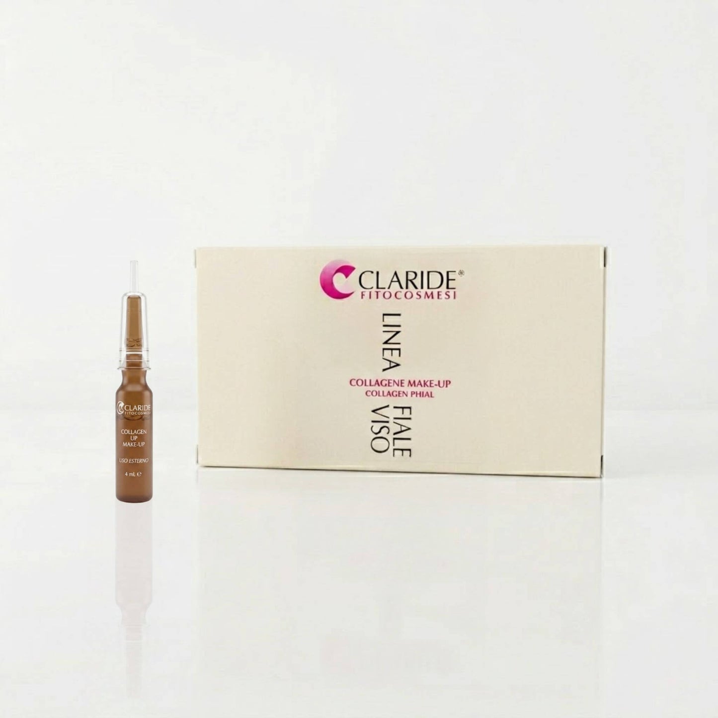 Scatola panna e fiala in vetro ambrato da 4ml con applicatore della Linea Fiale Viso Collagene Make-Up Claride Fitocosmesi. Siero concentrato (Collagen Phial) ad azione rimpolpante e distensiva, ideale come base trucco primer per preparare la pelle, su fondo bianco con riflesso.