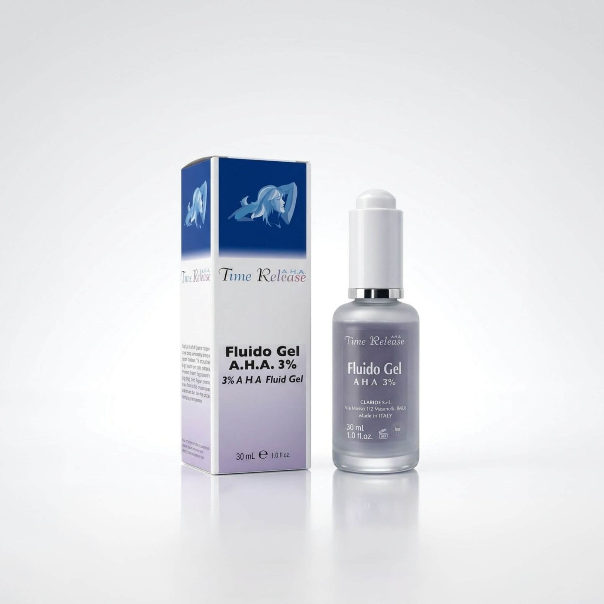 Boccetta in vetro satinato con contagocce e scatola bianca e blu della linea Time Release. Fluido Gel A.H.A. 3% di Claride Fitocosmesi: siero esfoliante viso delicato agli acidi della frutta per il rinnovamento cellulare, su fondo bianco neutro.