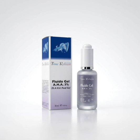 Boccetta in vetro satinato con contagocce e scatola bianca e blu della linea Time Release. Fluido Gel A.H.A. 3% di Claride Fitocosmesi: siero esfoliante viso delicato agli acidi della frutta per il rinnovamento cellulare, su fondo bianco neutro.