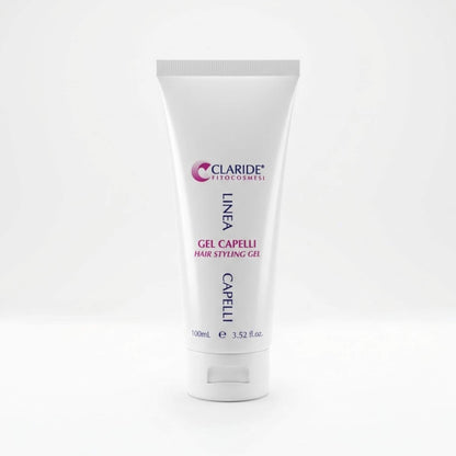 Tubo bianco da 100ml del Gel Capelli Claride Fitocosmesi. Prodotto per lo styling ad azione modellante e fissante, formulato per definire l'acconciatura a lungo senza seccare i capelli o lasciare residui, su fondo bianco.