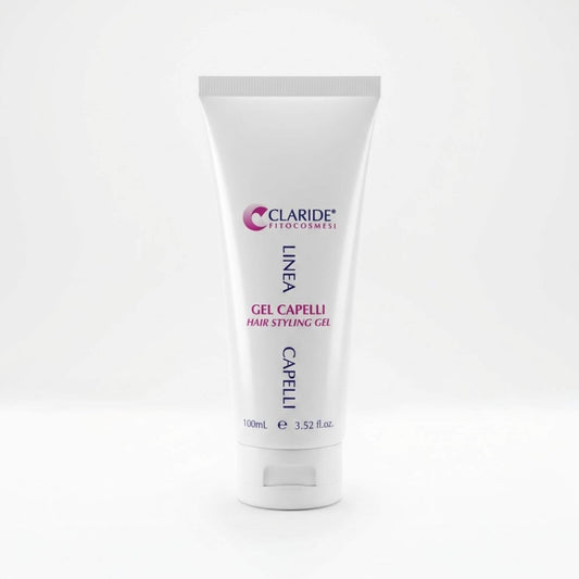 Tubo bianco da 100ml del Gel Capelli Claride Fitocosmesi. Prodotto per lo styling ad azione modellante e fissante, formulato per definire l'acconciatura a lungo senza seccare i capelli o lasciare residui, su fondo bianco.