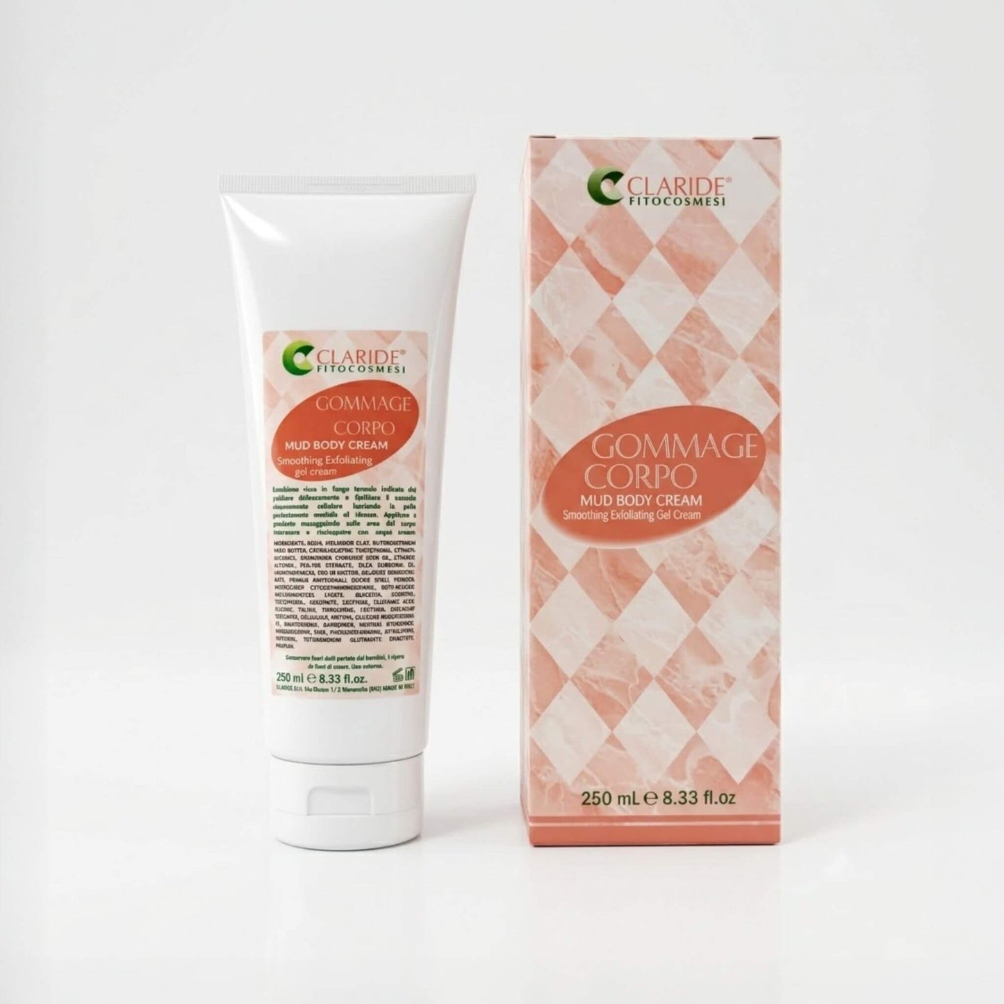 Tubo bianco e scatola con motivo a rombi color pesca del Gommage Corpo Claride Fitocosmesi. Crema gel esfoliante e levigante a base di fango termale, ideale per rimuovere le cellule morte e rinnovare la pelle del corpo, su fondo bianco.