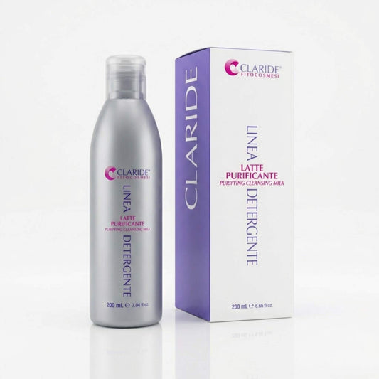 Flacone grigio e scatola panna con pannello lilla del Latte Purificante Claride Fitocosmesi. Latte detergente viso (Purifying Cleansing Milk) studiato per rimuovere trucco, impurità e sebo in eccesso dalle pelli miste e impure senza seccare, su fondo bianco con riflesso.