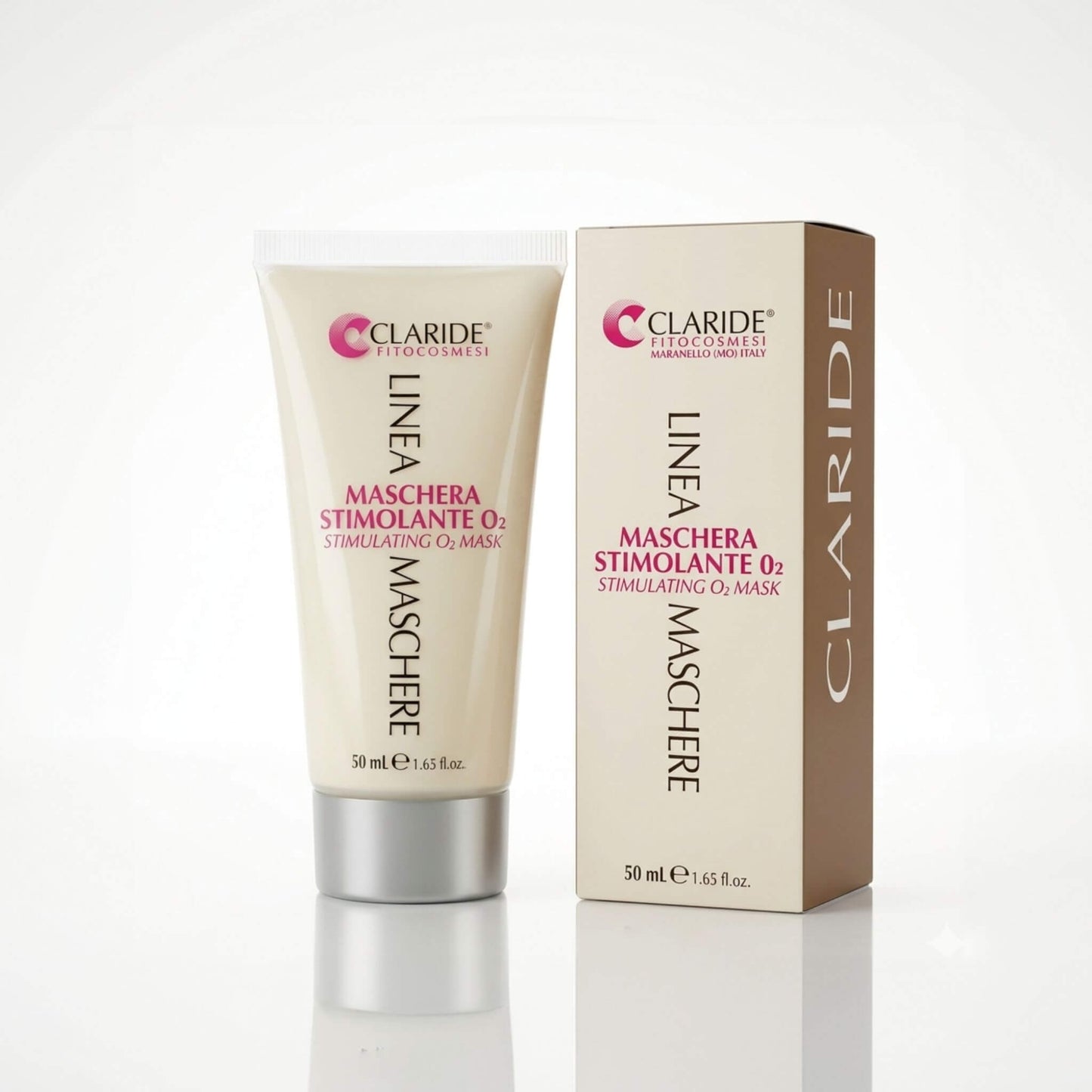 Fotografia di prodotto su sfondo bianco che mostra la scatola e il tubo color crema della Maschera Stimolante O2 da 50 ml, appartenente alla Linea Maschere a marchio Claride Fitocosmesi. Sulla confezione è visibile anche la traduzione inglese Stimulating O2 Mask e la provenienza Maranello (MO) Italy.