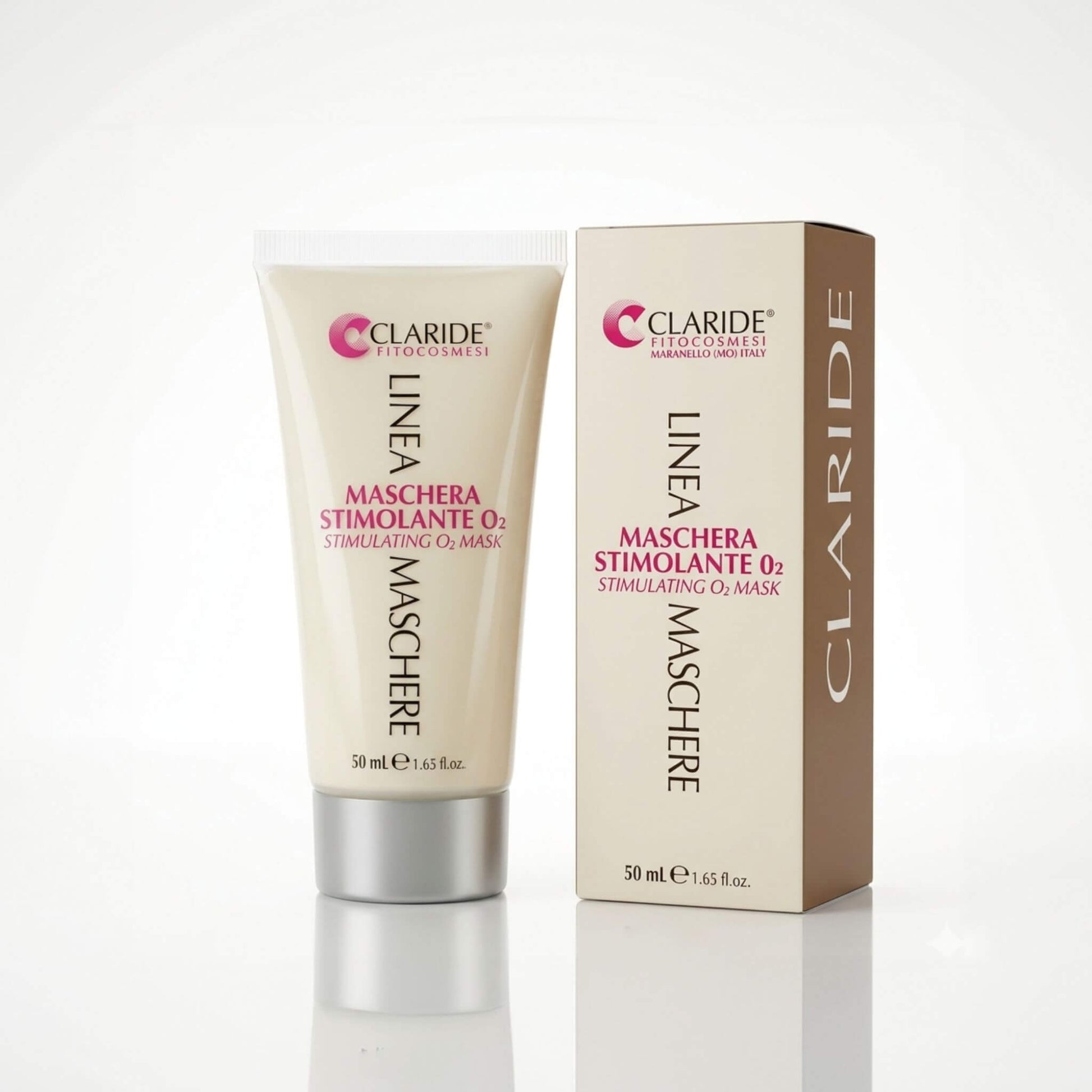 Fotografia di prodotto su sfondo bianco che mostra la scatola e il tubo color crema della Maschera Stimolante O2 da 50 ml, appartenente alla Linea Maschere a marchio Claride Fitocosmesi. Sulla confezione è visibile anche la traduzione inglese Stimulating O2 Mask e la provenienza Maranello (MO) Italy.