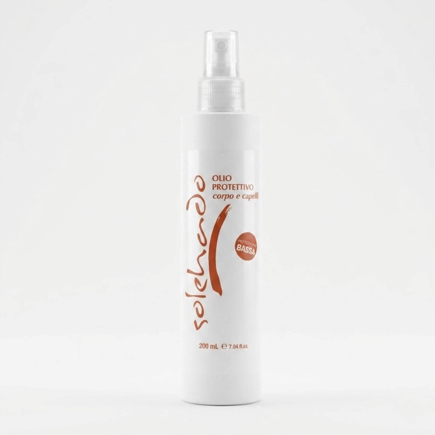 Flacone bianco da 200ml con erogatore spray dell'Olio Protettivo Corpo e Capelli linea Solehado di Claride Fitocosmesi. Olio solare a protezione bassa per intensificare l'abbronzatura e proteggere la pelle e i capelli da sole, sale e cloro, su fondo chiaro.