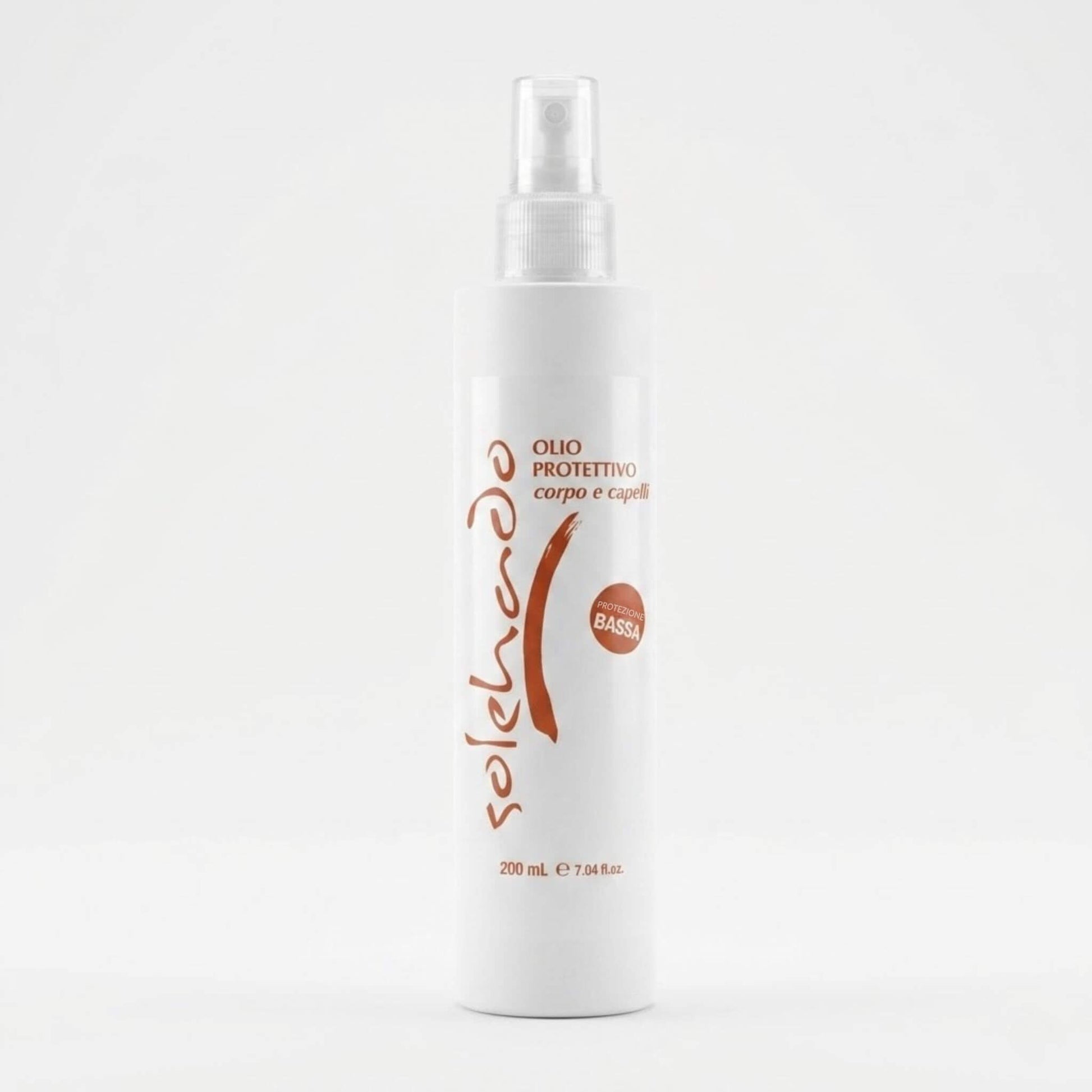 Flacone bianco da 200ml con erogatore spray dell'Olio Protettivo Corpo e Capelli linea Solehado di Claride Fitocosmesi. Olio solare a protezione bassa per intensificare l'abbronzatura e proteggere la pelle e i capelli da sole, sale e cloro, su fondo chiaro.