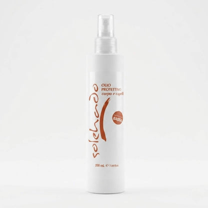 Flacone bianco da 200ml con erogatore spray dell'Olio Protettivo Corpo e Capelli linea Solehado di Claride Fitocosmesi. Olio solare a protezione bassa per intensificare l'abbronzatura e proteggere la pelle e i capelli da sole, sale e cloro, su fondo chiaro.