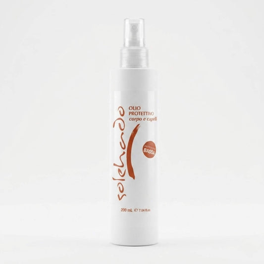 Flacone bianco da 200ml con erogatore spray dell'Olio Protettivo Corpo e Capelli linea Solehado di Claride Fitocosmesi. Olio solare a protezione bassa per intensificare l'abbronzatura e proteggere la pelle e i capelli da sole, sale e cloro, su fondo chiaro.