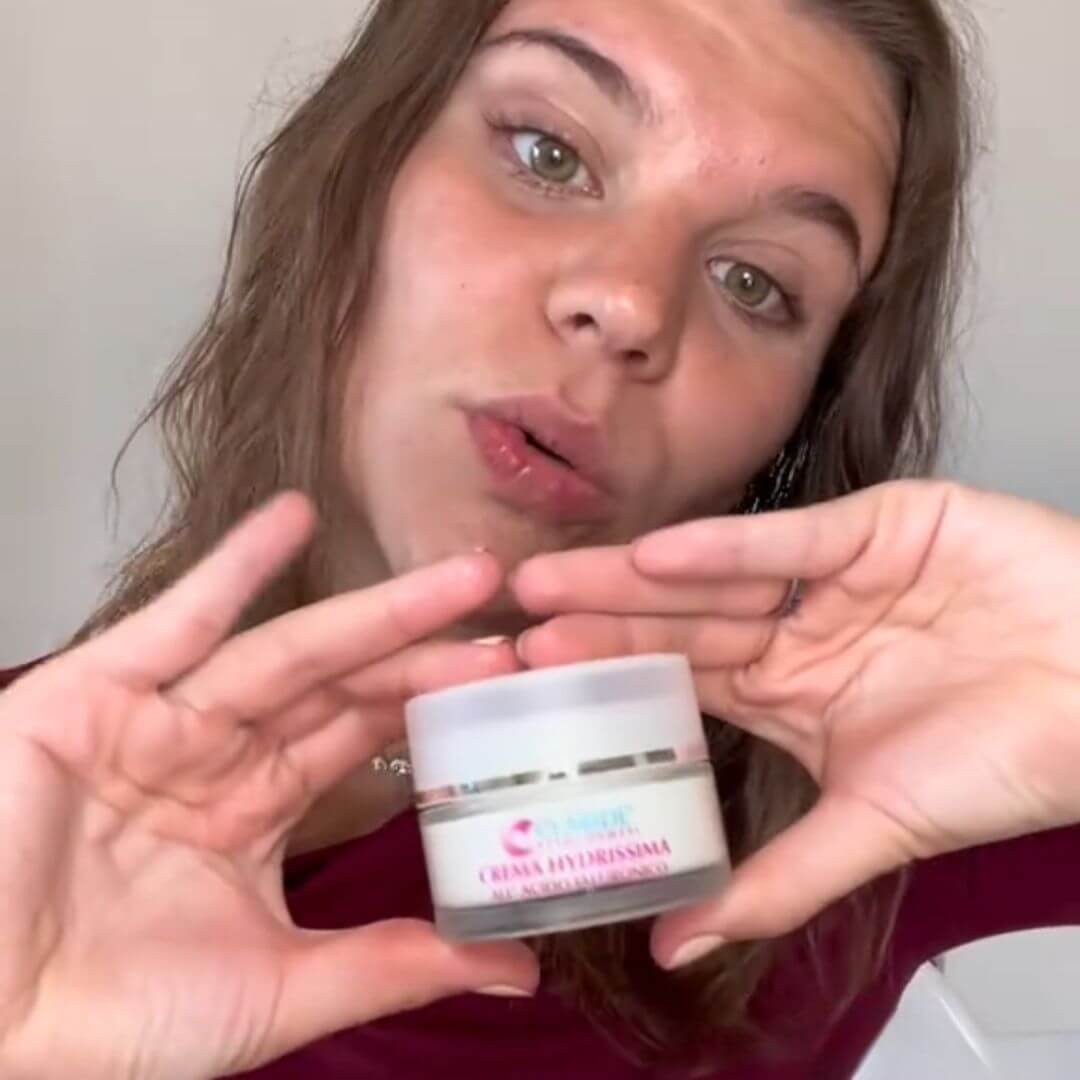 Una ragazza applica la Crema Viso Hydrissima di Claride Fitocosmesi, mostrando la texture del prodotto e spiegandone i benefici."