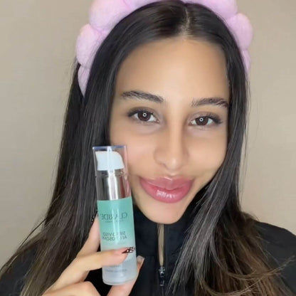 Una ragazza applica il Siero Viso ai Liposomi di Claride Fitocosmesi e mostra una pelle idratata e luminosa dopo l'uso.