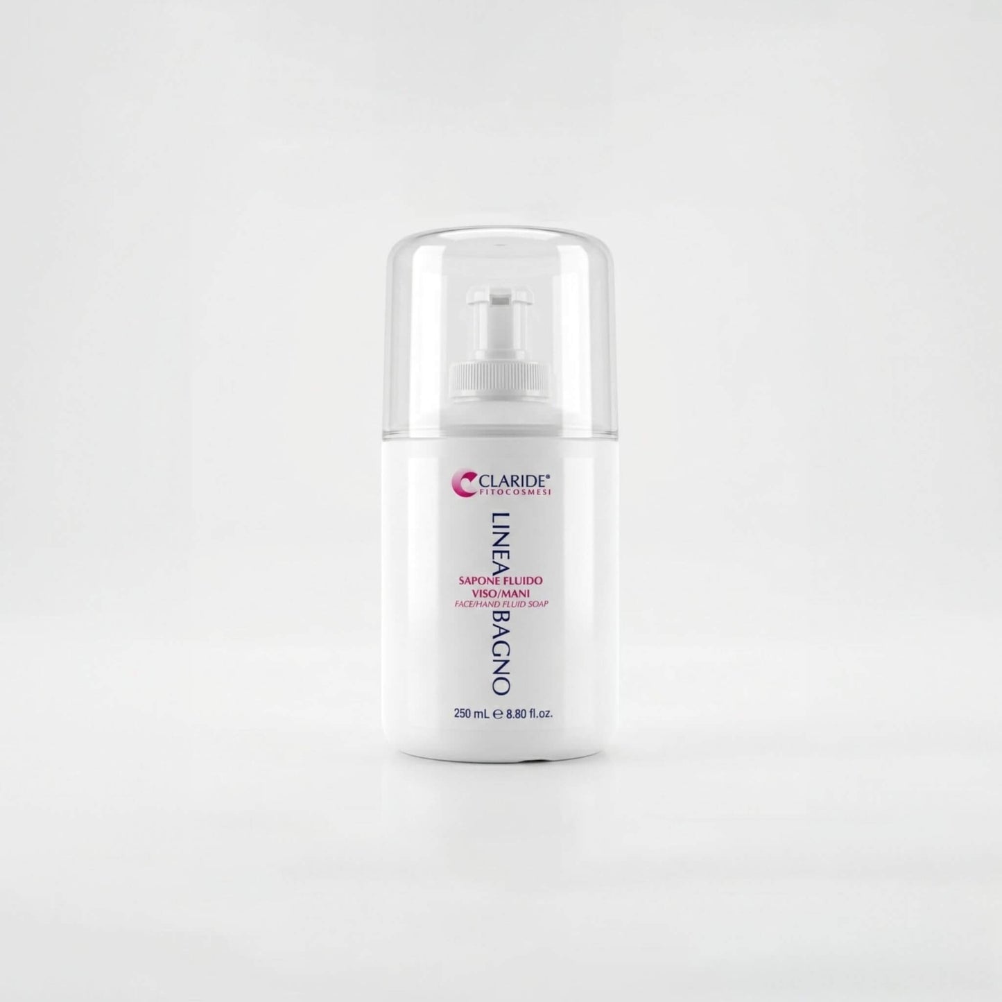 Flacone bianco da 250ml con erogatore a pompetta e tappo trasparente protettivo del Sapone Fluido Viso/Mani Claride Fitocosmesi. Detergente liquido delicato della Linea Bagno per la detersione quotidiana, su fondo bianco neutro con riflesso.