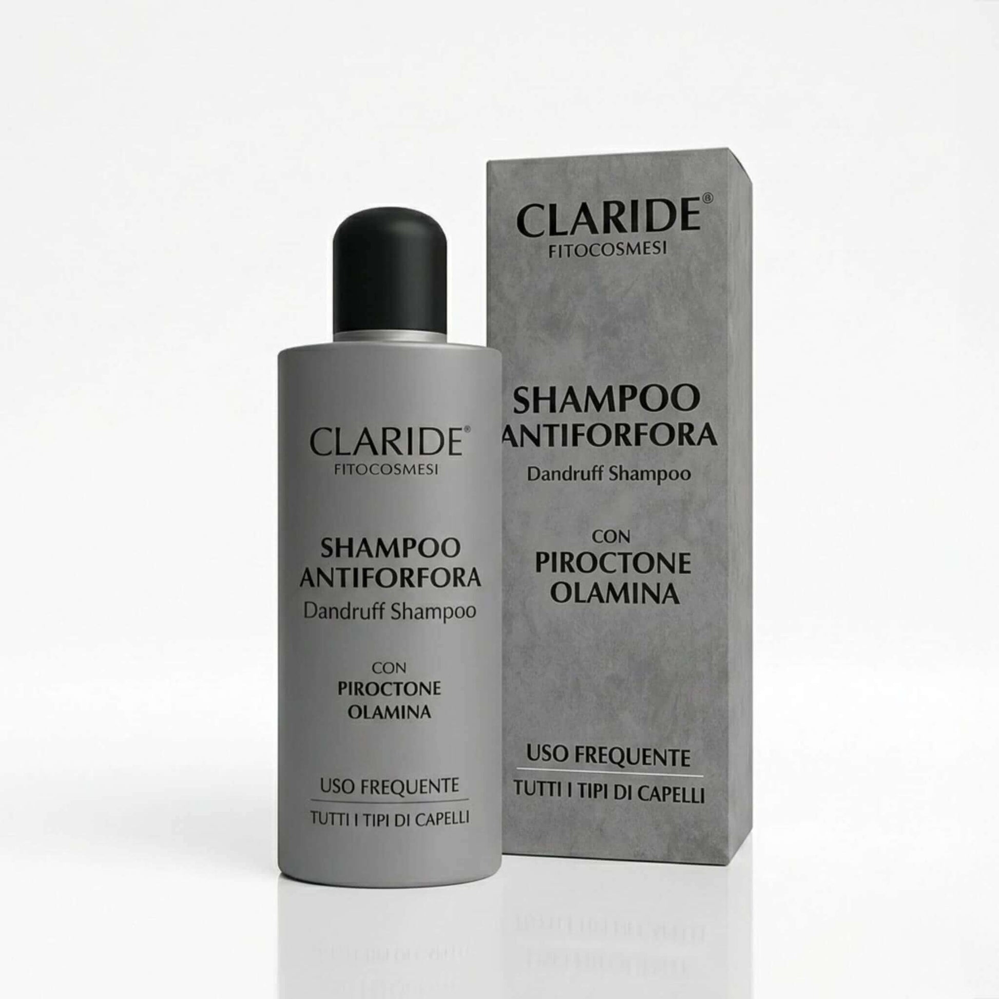 Flacone grigio opaco con tappo nero e scatola coordinata dello Shampoo Antiforfora (Dandruff Shampoo) Claride Fitocosmesi. Trattamento purificante per il cuoio capelluto con Piroctone Olamina, indicato per uso frequente e tutti i tipi di capelli, su fondo bianco con riflesso.