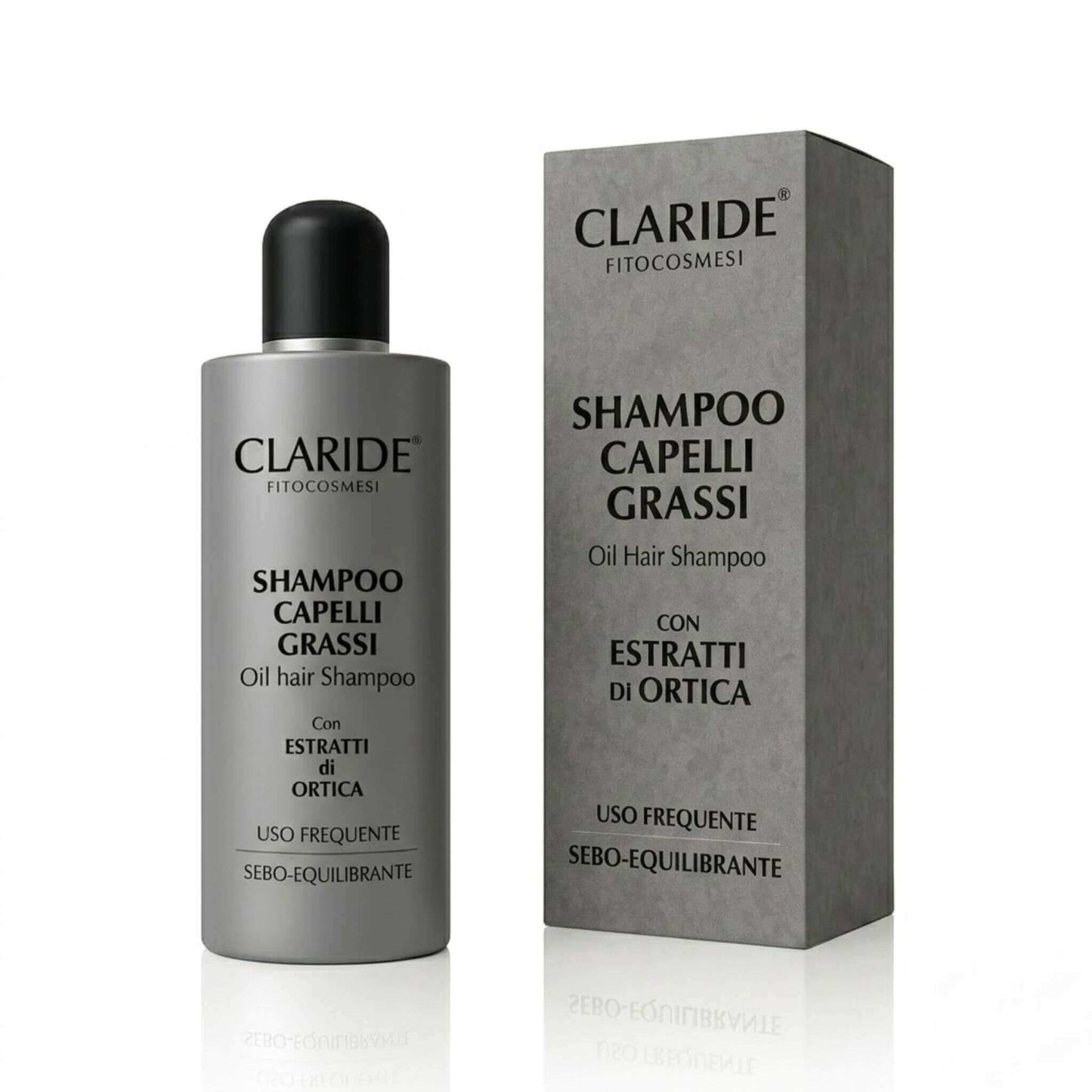 Flacone grigio opaco con tappo nero e scatola dello Shampoo Capelli Grassi (Oil Hair Shampoo) Claride Fitocosmesi. Trattamento purificante ad uso frequente, arricchito con estratti di ortica per un'azione sebo-equilibrante del cuoio capelluto, su fondo bianco con riflesso.