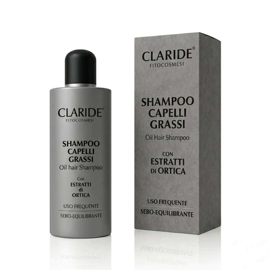 Flacone grigio opaco con tappo nero e scatola dello Shampoo Capelli Grassi (Oil Hair Shampoo) Claride Fitocosmesi. Trattamento purificante ad uso frequente, arricchito con estratti di ortica per un'azione sebo-equilibrante del cuoio capelluto, su fondo bianco con riflesso.