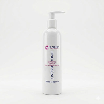 Flacone bianco da 250ml con pratico dosatore a pompetta dello Shampoo Doccia Claride Fitocosmesi. Detergente 2 in 1 (Body & Hair Shower Gel) formulato per la detersione delicata e frequente di corpo e capelli, su fondo bianco.