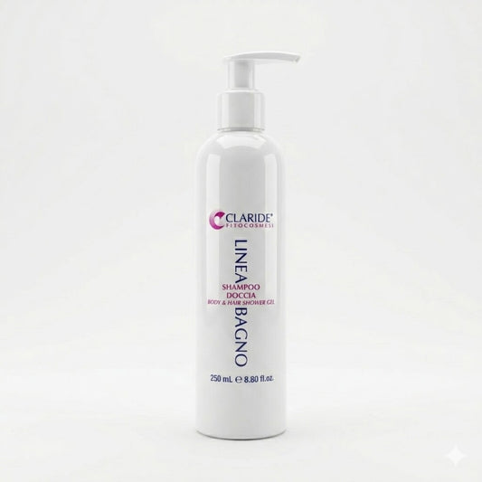 Flacone bianco da 250ml con pratico dosatore a pompetta dello Shampoo Doccia Claride Fitocosmesi. Detergente 2 in 1 (Body & Hair Shower Gel) formulato per la detersione delicata e frequente di corpo e capelli, su fondo bianco.