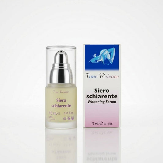 Flacone da 15ml con dispenser e scatola del Siero Schiarente Time Release di Claride Fitocosmesi. Trattamento viso illuminante e uniformante (Whitening Serum) per contrastare le macchie cutanee, su fondo bianco con riflesso.
