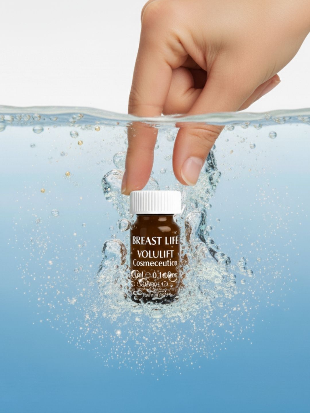 Fiala del cosmeceutico per seno Breast Life Volulift immersa in acqua da una mano, creando uno splash.