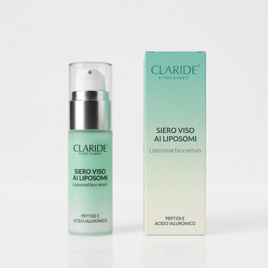 Flacone dispenser e confezione del Siero Viso ai Liposomi di Claride Fitocosmesi. Trattamento idratante e rimpolpante a base di Peptidi e Acido Ialuronico, con packaging verde acqua e bianco su fondo chiaro con riflesso.