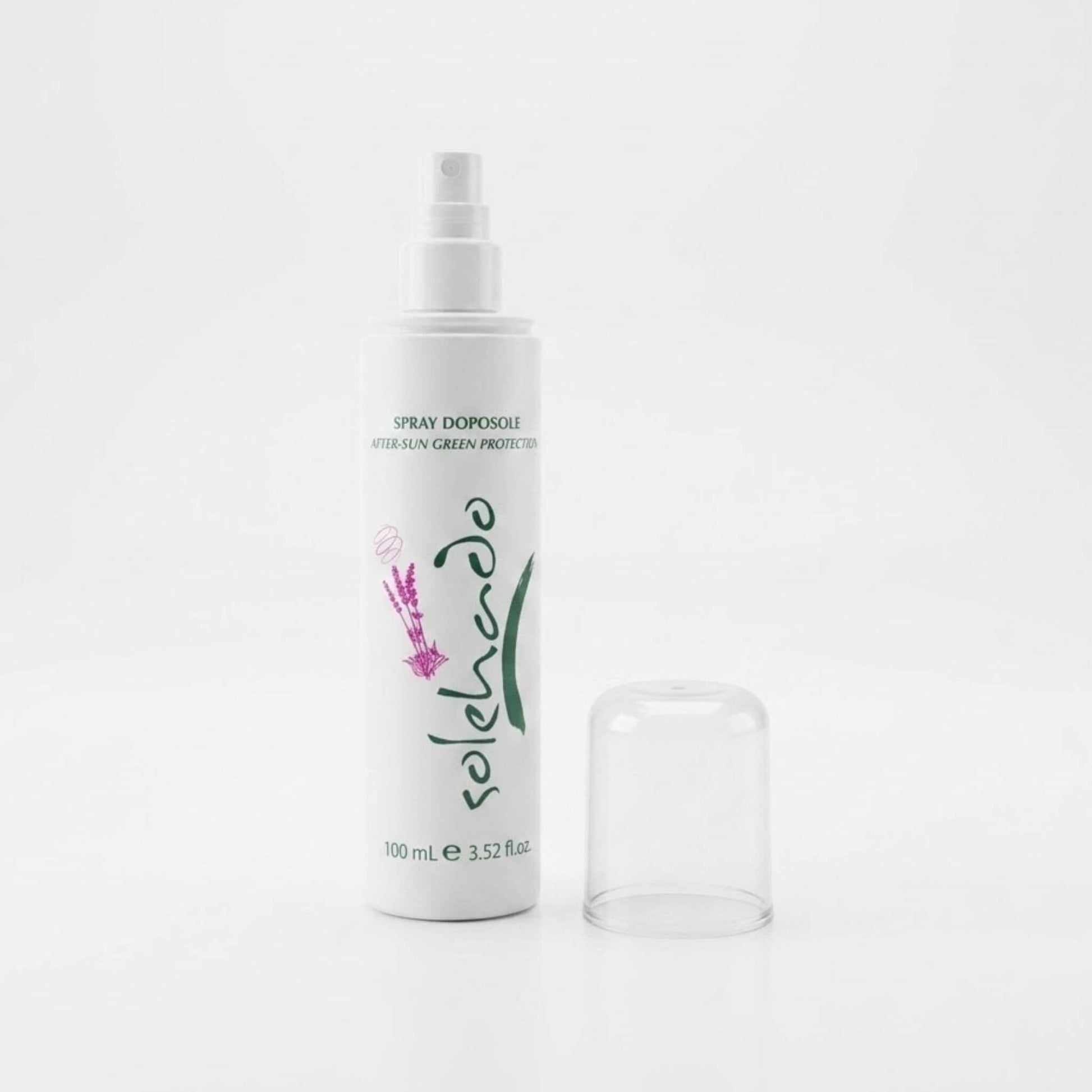 Flacone bianco da 100ml con erogatore spray e tappo trasparente dello Spray Doposole After-Sun Green Protection, linea Solehado di Claride. Lozione lenitiva e rinfrescante alla lavanda da vaporizzare sul corpo per calmare i rossori senza sfregare la pelle, su fondo bianco.