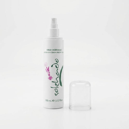 Flacone bianco da 100ml con erogatore spray e tappo trasparente dello Spray Doposole After-Sun Green Protection, linea Solehado di Claride. Lozione lenitiva e rinfrescante alla lavanda da vaporizzare sul corpo per calmare i rossori senza sfregare la pelle, su fondo bianco.