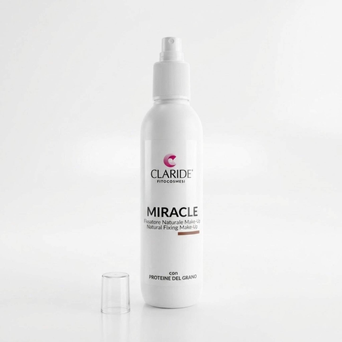 Flacone bianco spray senza tappo del Fissatore Naturale Make-Up Miracle Claride Fitocosmesi. Spray fissante per il trucco arricchito con Proteine del Grano per garantire una lunga tenuta senza appiccicare, su fondo bianco con riflesso.