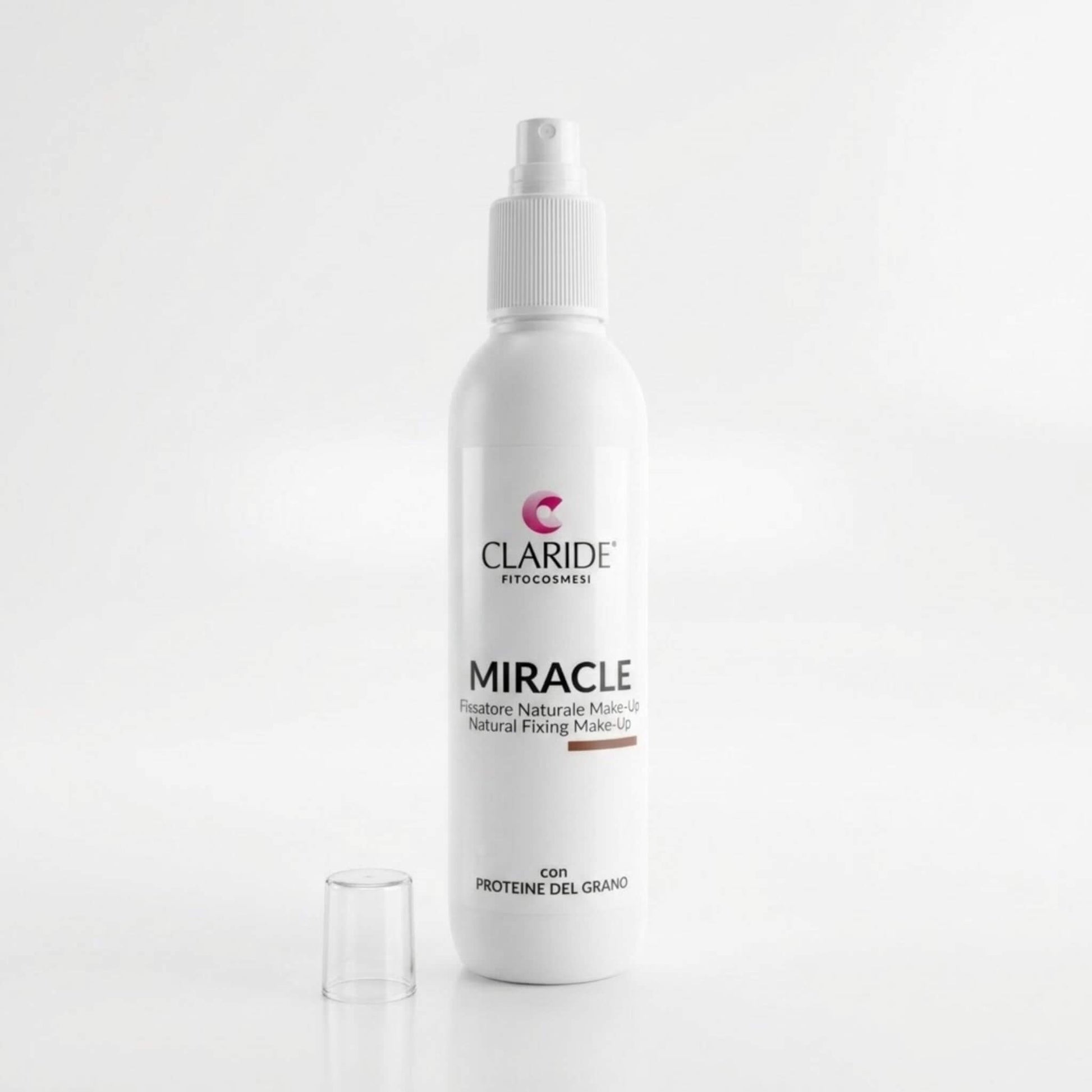 Flacone bianco spray senza tappo del Fissatore Naturale Make-Up Miracle Claride Fitocosmesi. Spray fissante per il trucco arricchito con Proteine del Grano per garantire una lunga tenuta senza appiccicare, su fondo bianco con riflesso.