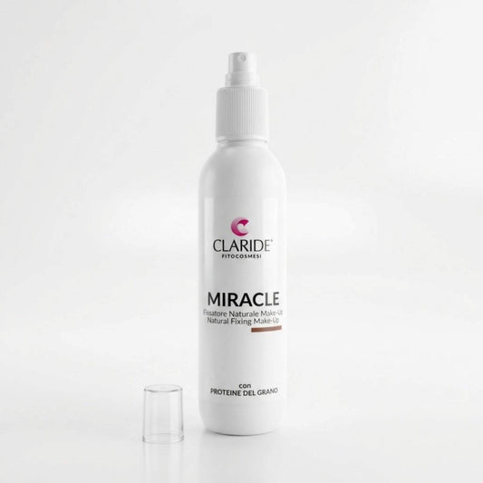 Flacone bianco spray senza tappo del Fissatore Naturale Make-Up Miracle Claride Fitocosmesi. Spray fissante per il trucco arricchito con Proteine del Grano per garantire una lunga tenuta senza appiccicare, su fondo bianco con riflesso.