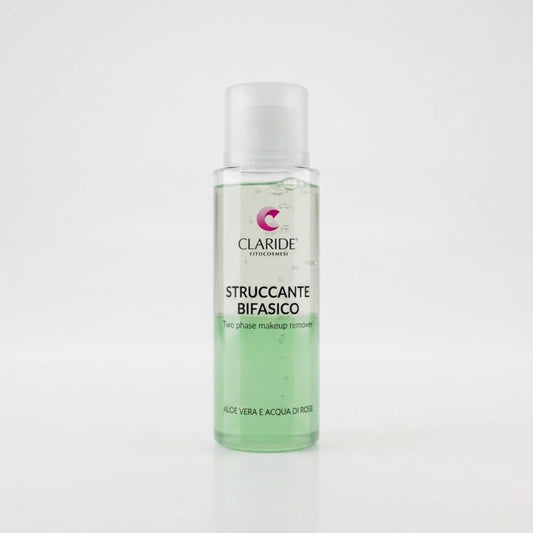 Flacone cilindrico trasparente dello Struccante Bifasico Claride Fitocosmesi che mostra le due fasi liquide separate: verde in basso e trasparente in alto. Detergente (Two Phase Makeup Remover) con Aloe Vera e Acqua di Rose per rimuovere dolcemente il trucco waterproof, su fondo bianco con riflesso.