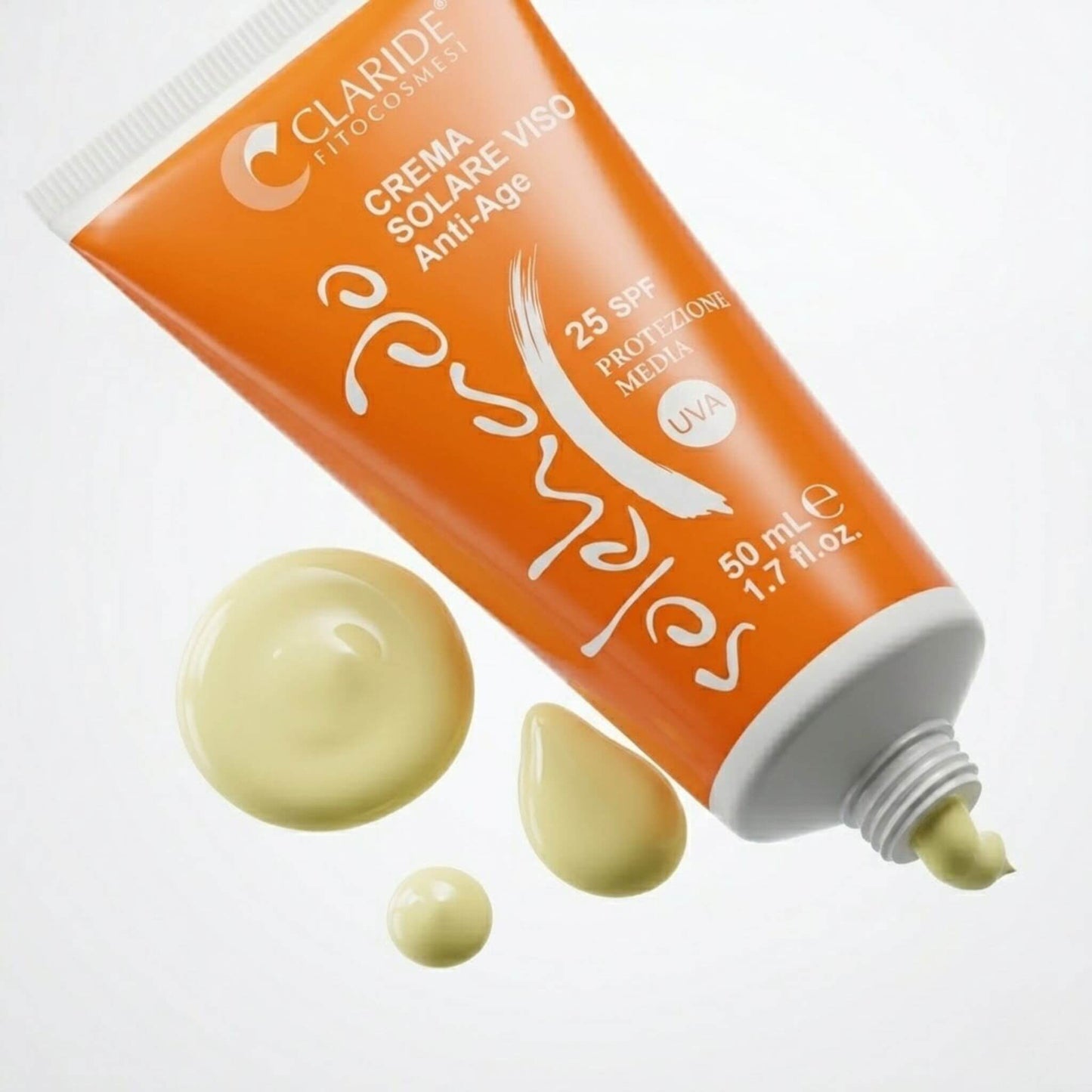Inquadratura macro del tubo di Crema Solare Viso 25 SPF Solehado Claride Fitocosmesi con gocce di texture cremosa gialla. Dettaglio della consistenza idratante e anti-age a protezione media, ideale per l'uso quotidiano, su fondo chiaro.