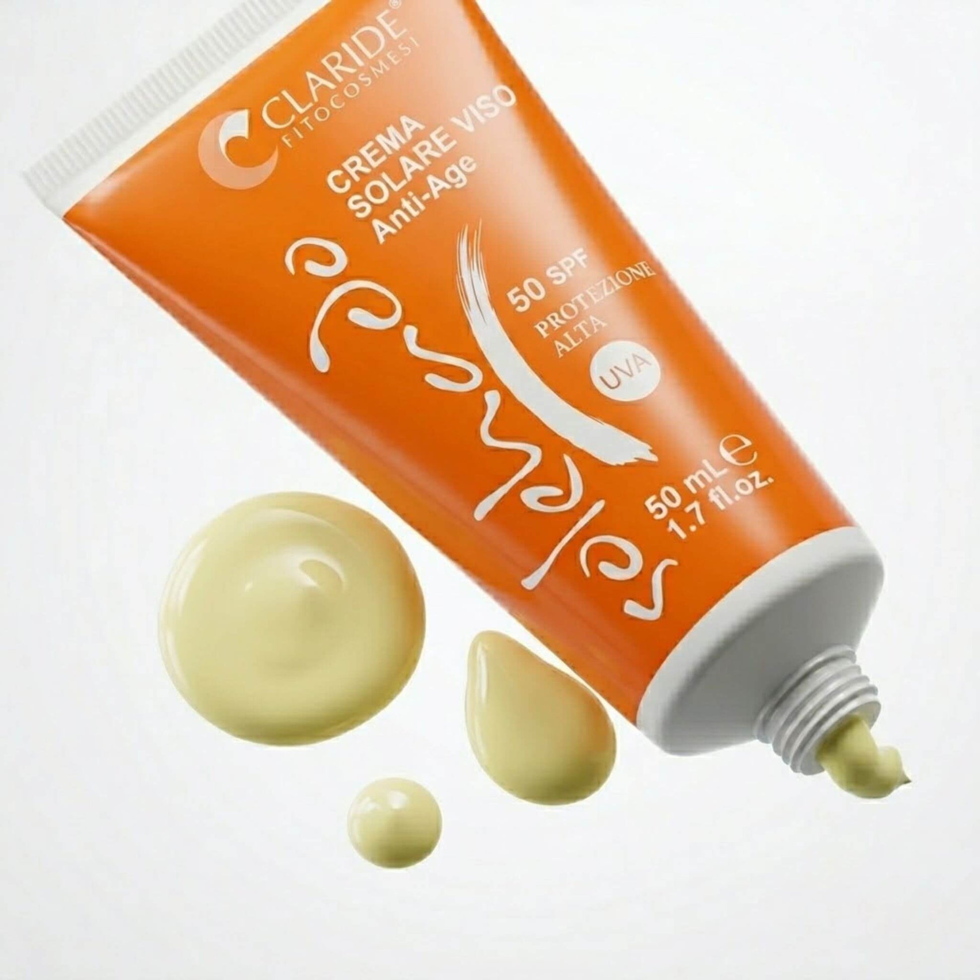 Dettaglio del tubo di Crema Solare Viso 50 SPF Solehado Claride Fitocosmesi con gocce di texture giallo pastello. Inquadratura ravvicinata che mostra la consistenza morbida e vellutata del solare anti-age, su fondo chiaro.