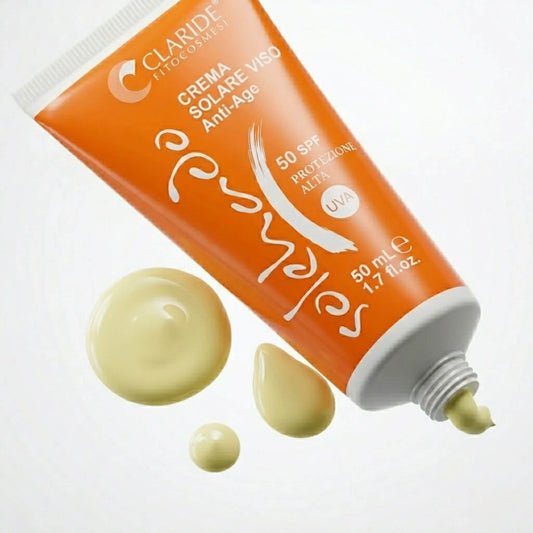 Dettaglio del tubo di Crema Solare Viso 50 SPF Solehado Claride Fitocosmesi con gocce di texture giallo pastello. Inquadratura ravvicinata che mostra la consistenza morbida e vellutata del solare anti-age, su fondo chiaro.
