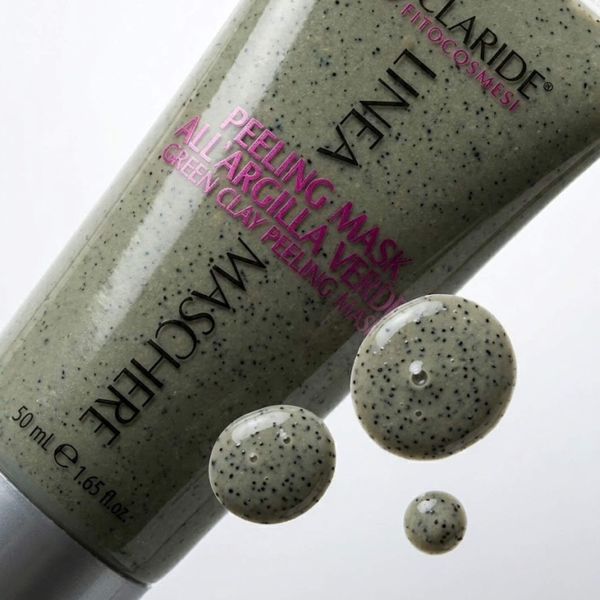 Fotografia di prodotto che mostra la scatola e il tubo semitrasparente della Peeling Mask all'Argilla Verde da 50 ml, appartenente alla Linea Maschere a marchio Claride Fitocosmesi. Attraverso il tubo è ben visibile la texture granulosa ed esfoliante della maschera viso.