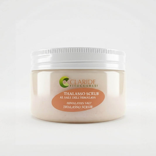 Vaso trasparente con tappo bianco del Thalasso Scrub al Sale dell'Himalaya Claride Fitocosmesi. Trattamento corpo esfoliante ad azione osmotica drenante per levigare, purificare e sgonfiare i tessuti, su fondo bianco neutro.