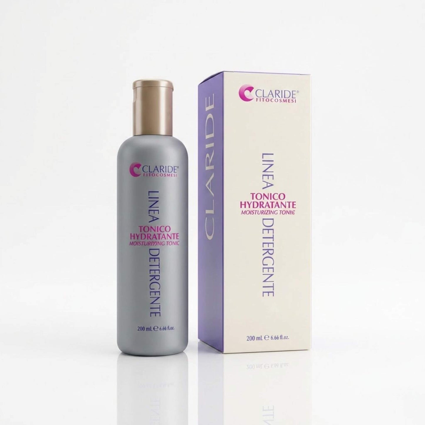 Flacone grigio e scatola panna con pannello lilla del Tonico Hydratante Claride Fitocosmesi. Lozione viso (Moisturizing Tonic) della Linea Detergente, formulata per dissetare, rinfrescare e rimpolpare la pelle secca e disidratata dopo la pulizia, su fondo bianco neutro.