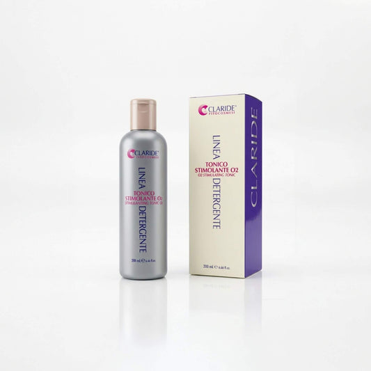 Flacone da 200ml e scatola del Tonico Stimolante O2 Claride Fitocosmesi. Lozione viso ossigenante della Linea Detergente per risvegliare, tonificare e illuminare la pelle spenta, su fondo bianco con riflesso.